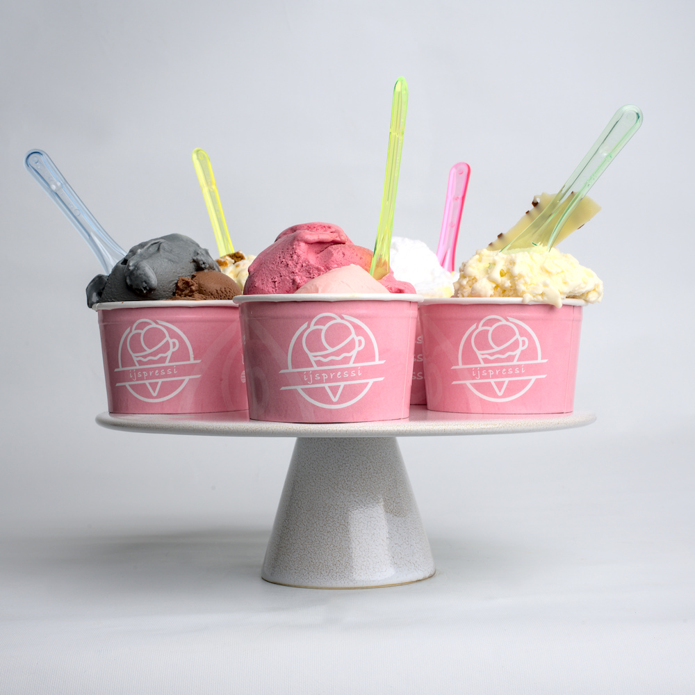 bakjes ijs met verschillende smaken to-go